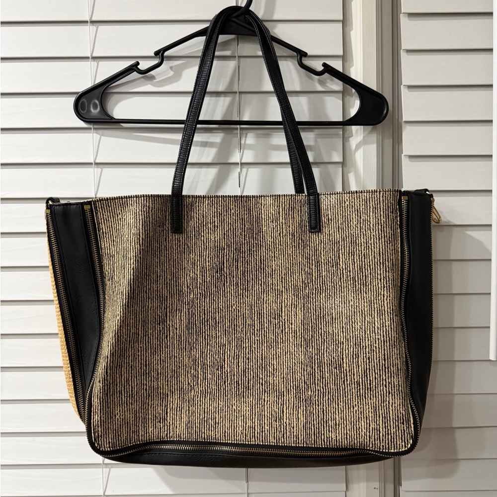 Sondra Roberts Oversized Black and Tan Tote Bag! Great For Traveling! 🤎🖤